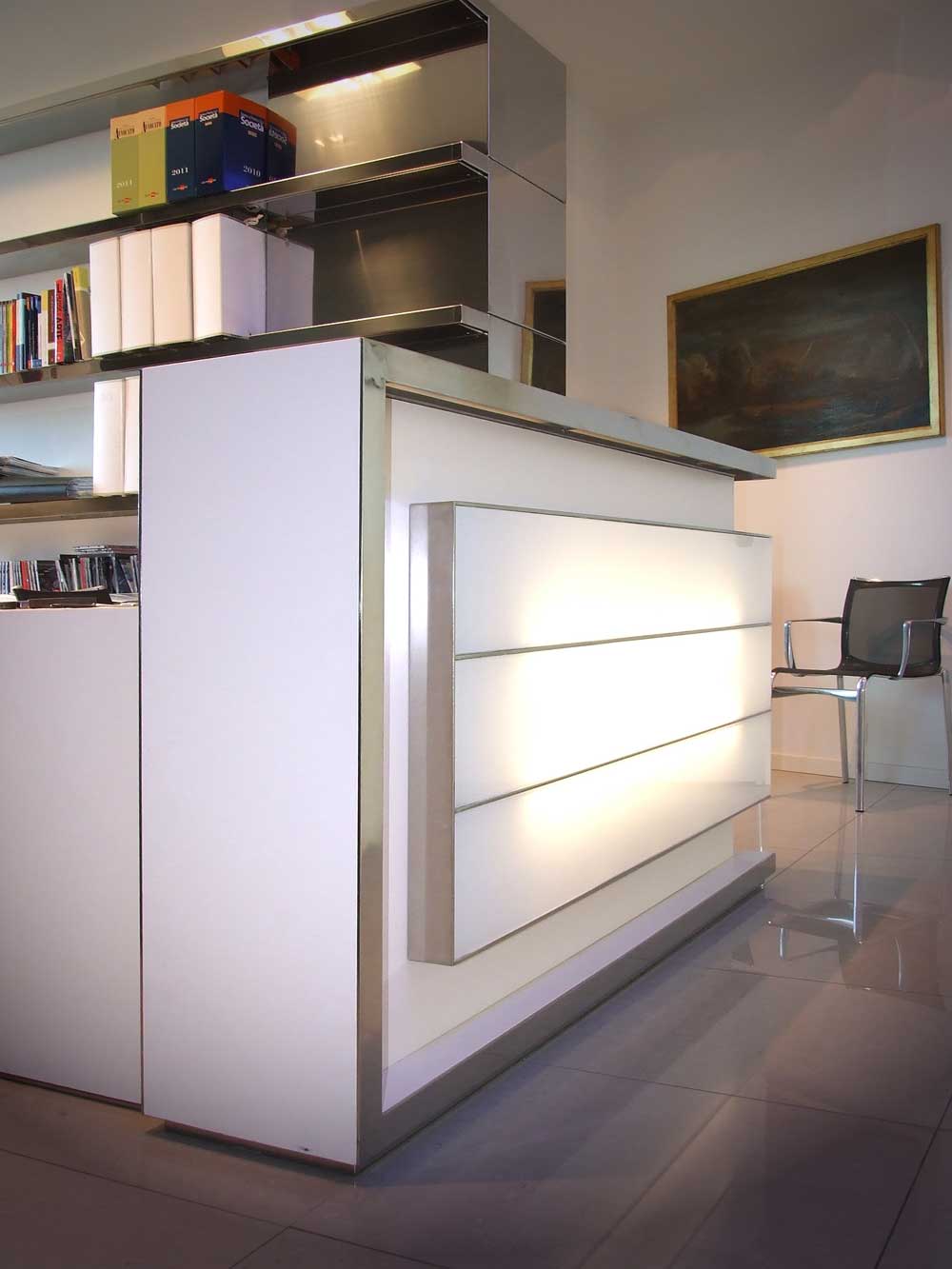 mobile-in-acciaio-illuminato-arredo-ufficio